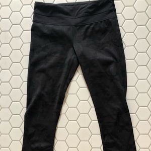 Black camo luluelmon 7/8 crop run tight